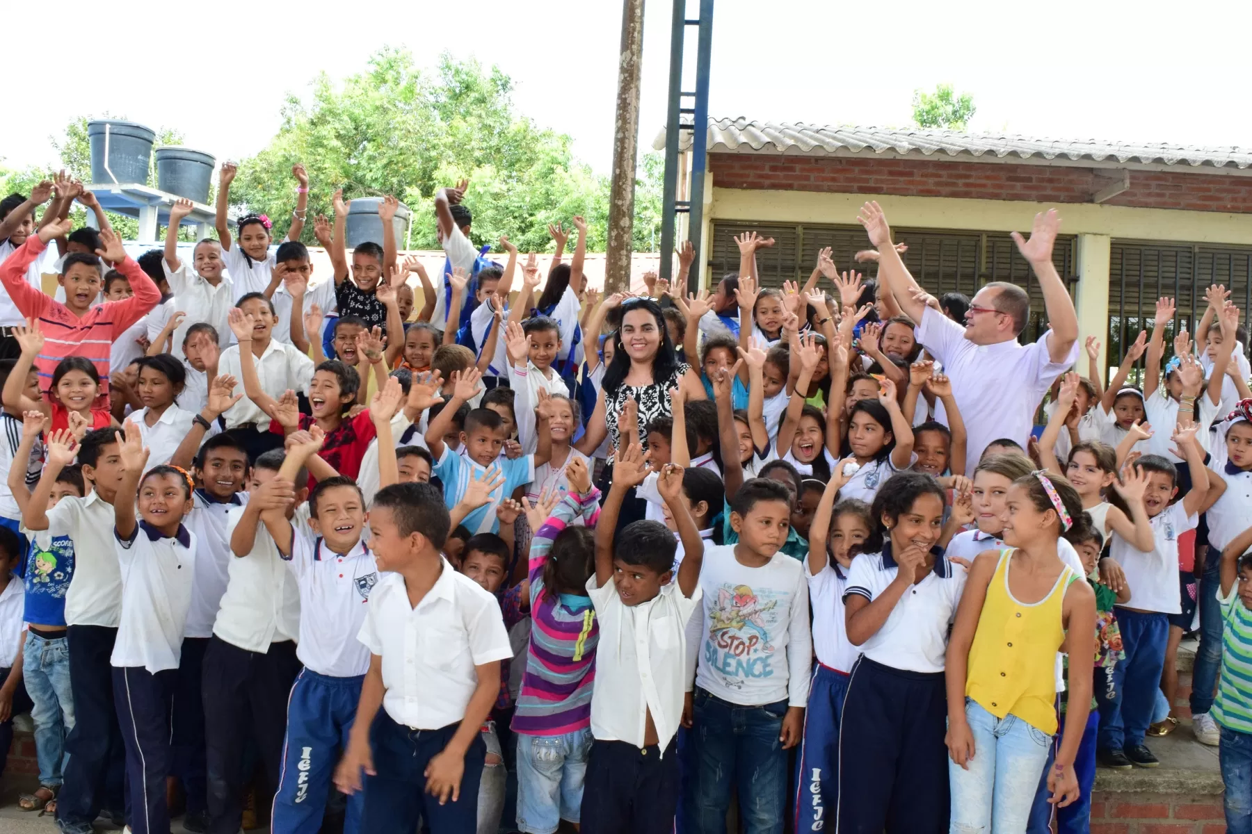 Gestora Social entregó útiles escolares a los niños de las escuelas Costa Hermosa y Juan Isidro Daboín de Arauca.